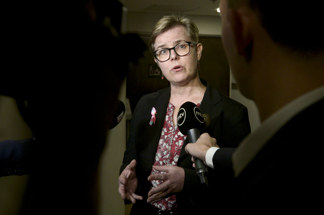 Sisäministeri Krista Mikkonen (vihr.) kertoo Twitterissä pyytäneensä viime viikolla Poliisihallitukselta selvitystä siitä, miten poliisi valvoo turvallisuusalan yritysten ja yksittäisten vartijoiden toimintaa.