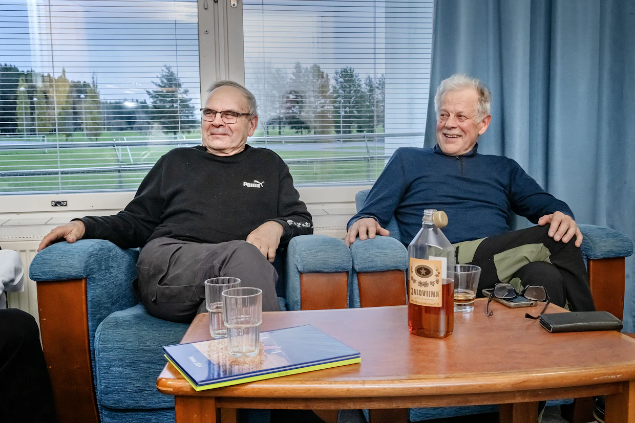 Tapaamiset ovat odotettu henkireikä. Kuvassa Vilho Harju ja Timo Solismaa.