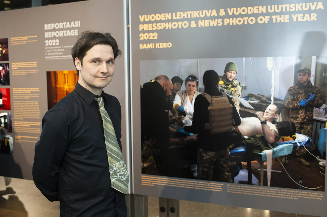 Vuoden lehtikuvan ja Uutiskuvan 2022 ottanut Sami Kero voittajien julkistustilaisuudessa Helsingissä. LEHTIKUVA / MIKKO STIG.