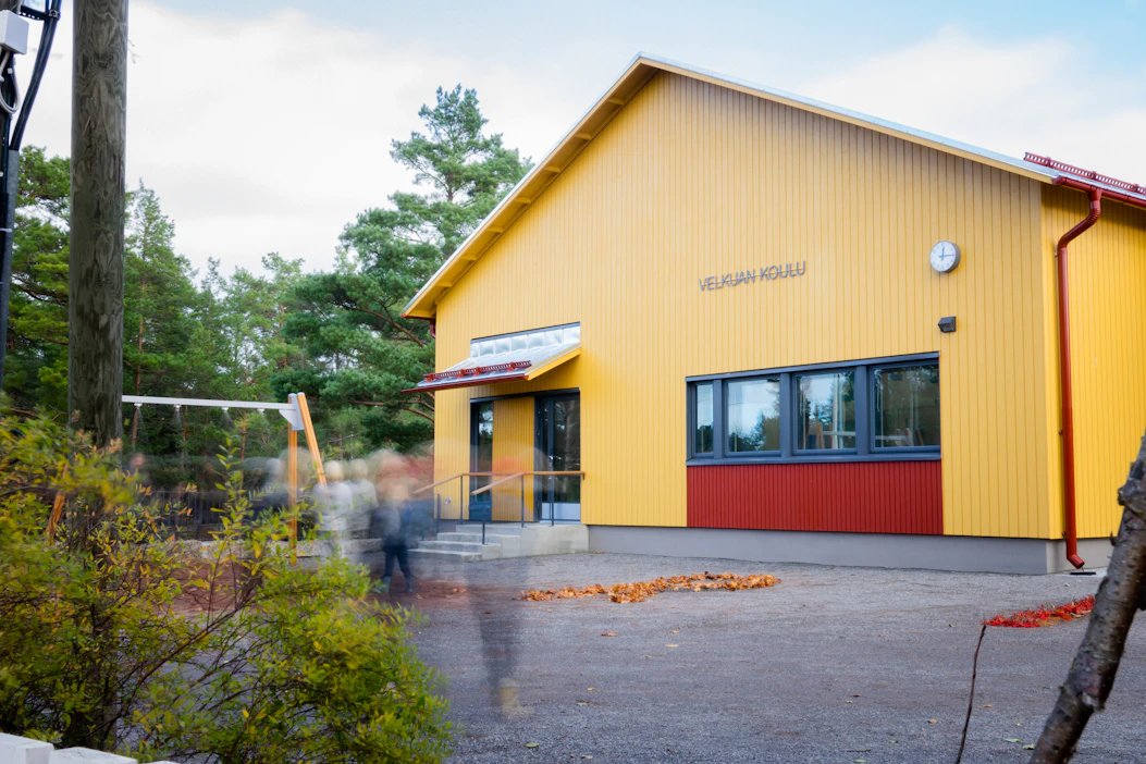 Velkuan hirsikoulussa työskentelee kaksi luokanopettajaa sekä yläkoulun luokanvalvojana toimiva aineenopettaja. Lisäksi koulussa työskentelee useita Naantalin muiden koulujen kanssa yhteisiä aineenopettajia.