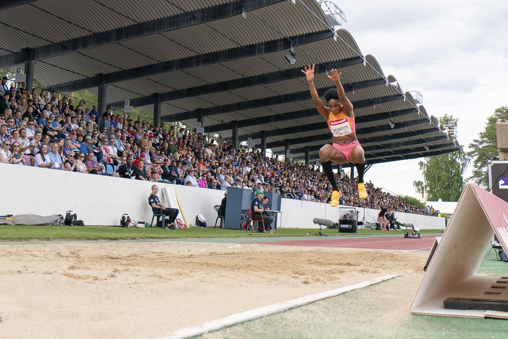 Jamaikan Shanieka Ricketts hyppää kolmiloikkakilpailun voittoon Kuortaneella 22.6.2024.