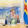”Useimmat perheet hoitavat kotiopetuksen hyvin, mutta pieni ryhmä ei”, opetusministeri Annika Hambrudd kertoo.