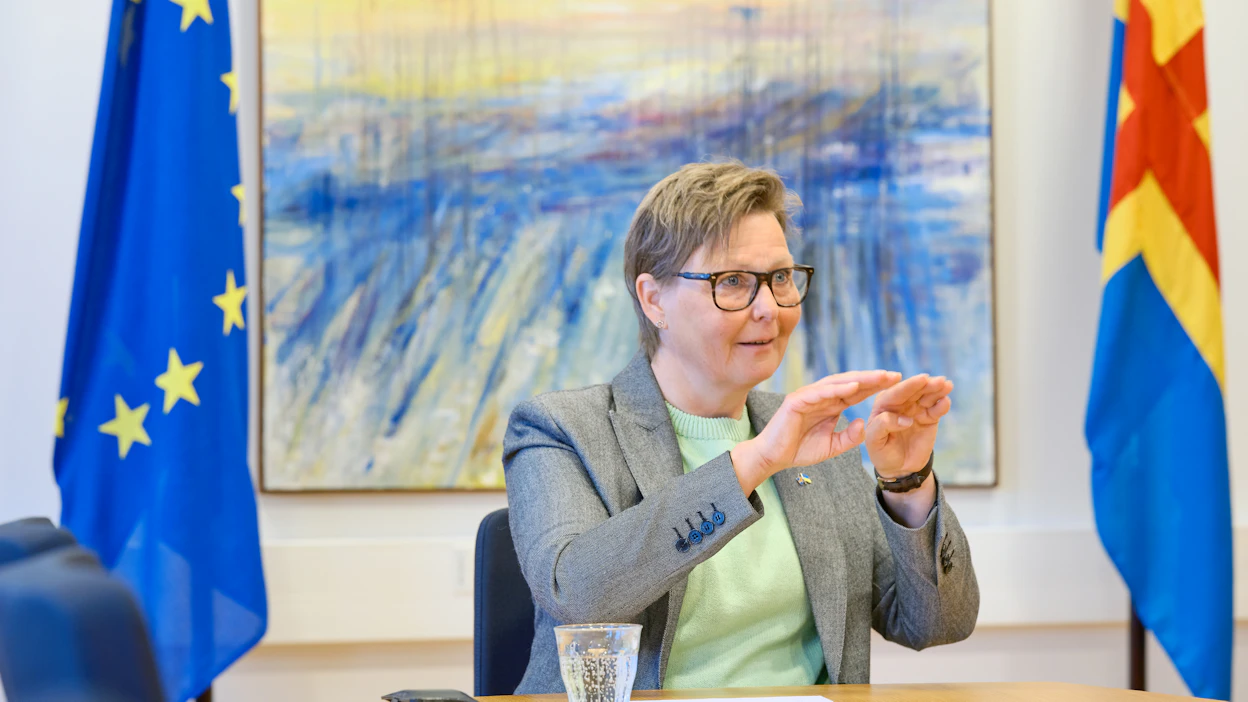 ”Useimmat perheet hoitavat kotiopetuksen hyvin, mutta pieni ryhmä ei”, opetusministeri Annika Hambrudd kertoo.