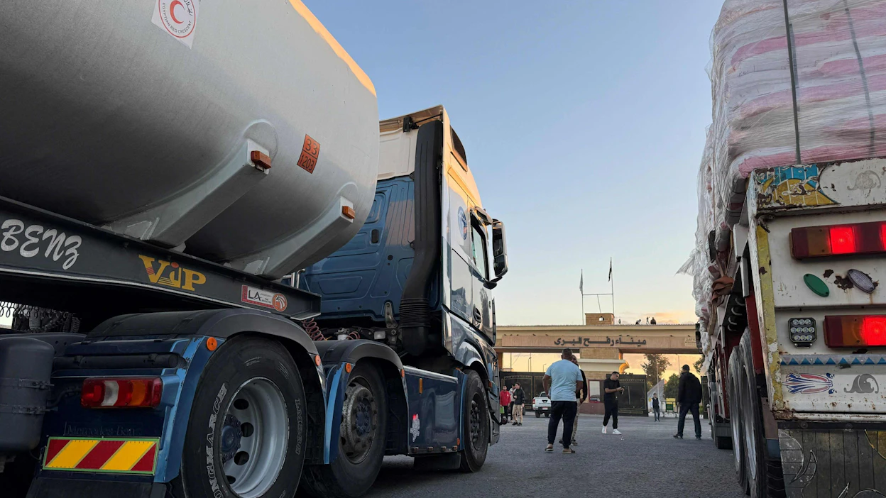 Humanitaarista apua kuljettavia rekkoja odotti keskiviikkona Rafahin rajanylityspaikalla Egyptin puolella pääsyä Gazan kaistalle. LEHTIKUVA/AFP.