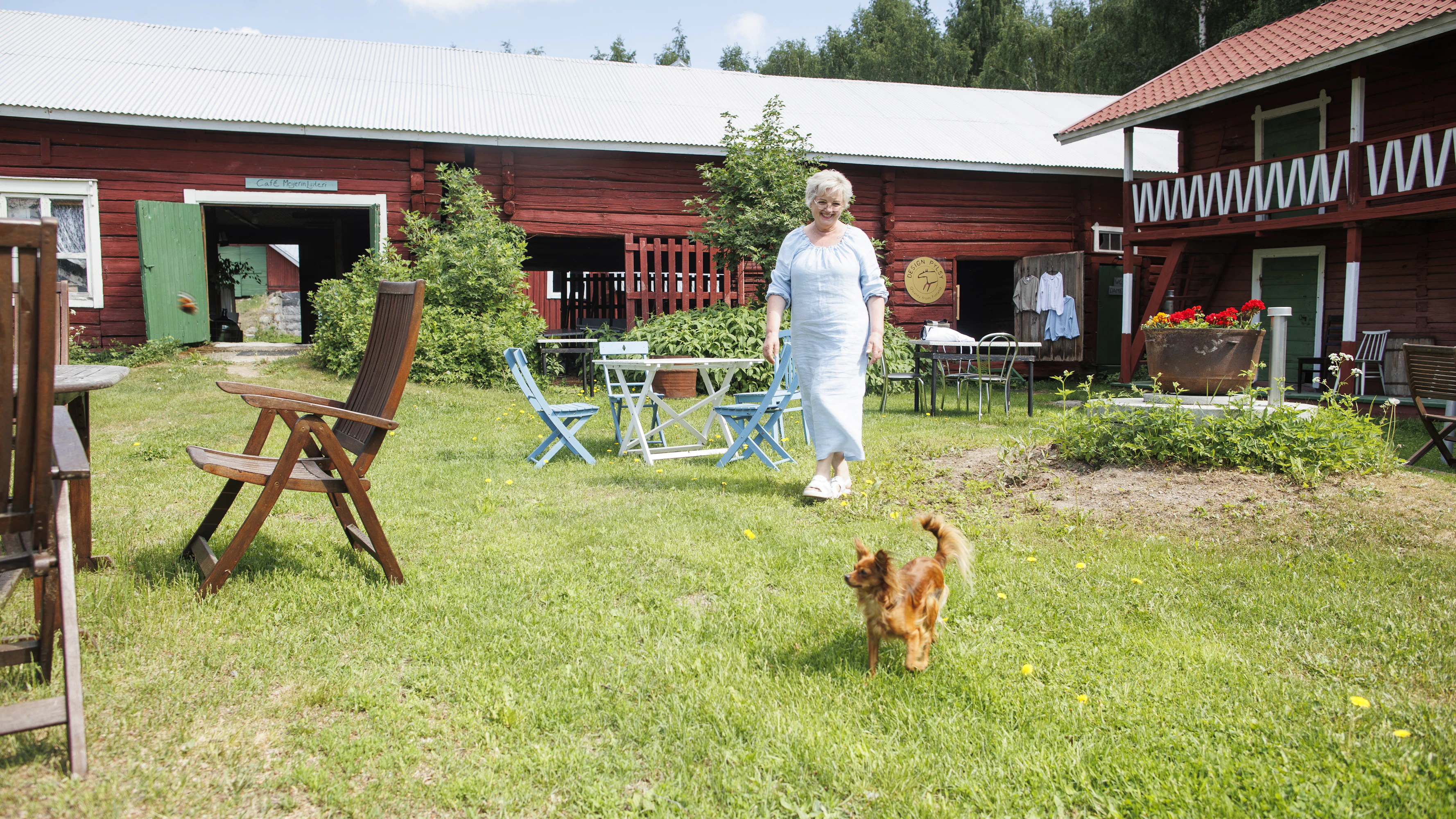 Tuotannosta ylijäävät kankaat Anu Pylsy lahjoittaa Jyväskylän ukrainalaisille. Niistä valmistetaan maastokuvioisia kankaita rintamalle.