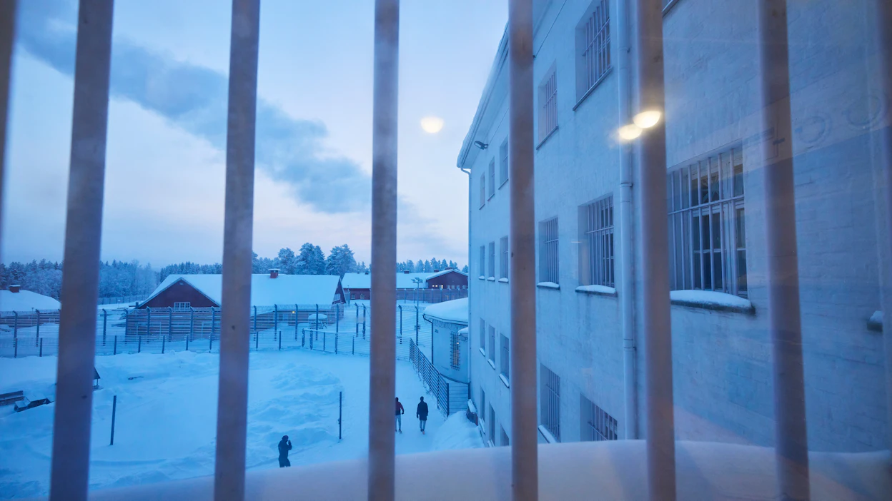 Kun uusia vankiloita rakennetaan, ne pyritään rakentamaan niin, että työvoima ja julkiset palvelut ovat suhteellisen lähellä.
