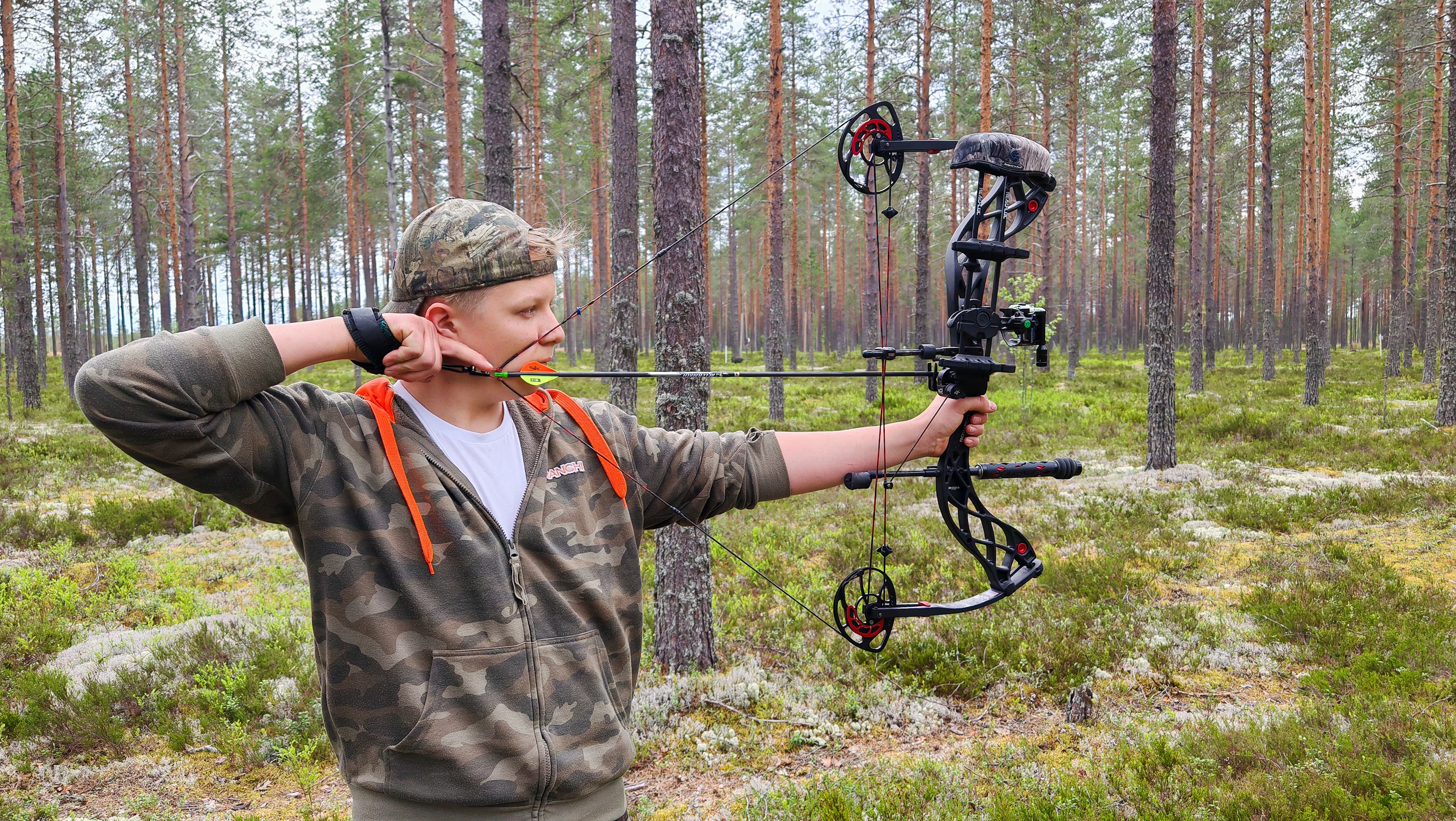 “Jousiaseella osuu tarkasti, jos osaa ampua”, Miko Kvist sanoo. Karhun metsästys jousiaseella on Suomessa kielletty.