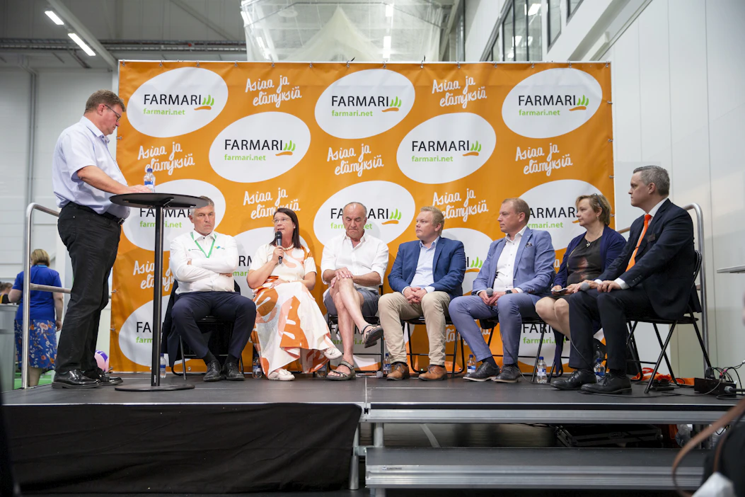 MT:n päätoimittaja Jouni Kemppainen veti paneelin, johon osallistui vasemmalta oikealle Juha Marttila, Annikka Hurme, Markku Eestilä, Antti Kurvinen, Sampo Päällysaho, Anne Kalmari ja Harri Mäkivuokko.