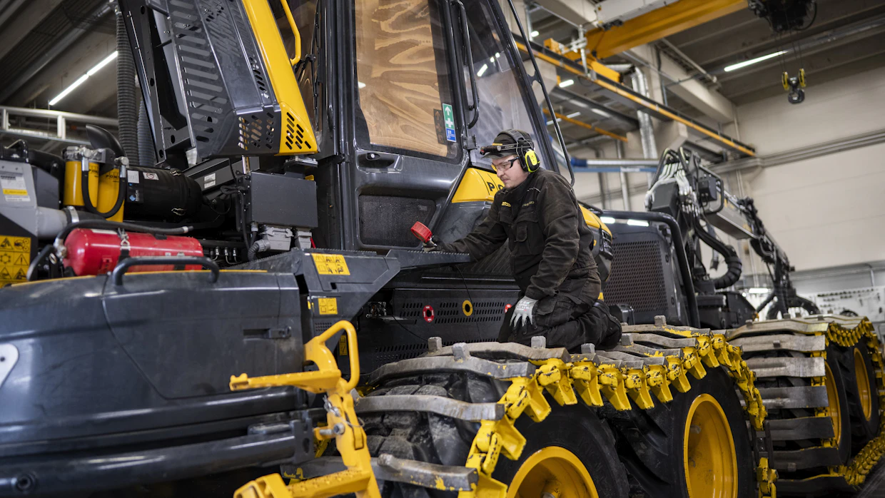 Asentaja Aapo Ylisuvanto tarkastaa hydrauliikkaöljyjen paineita metsäkoneesta.