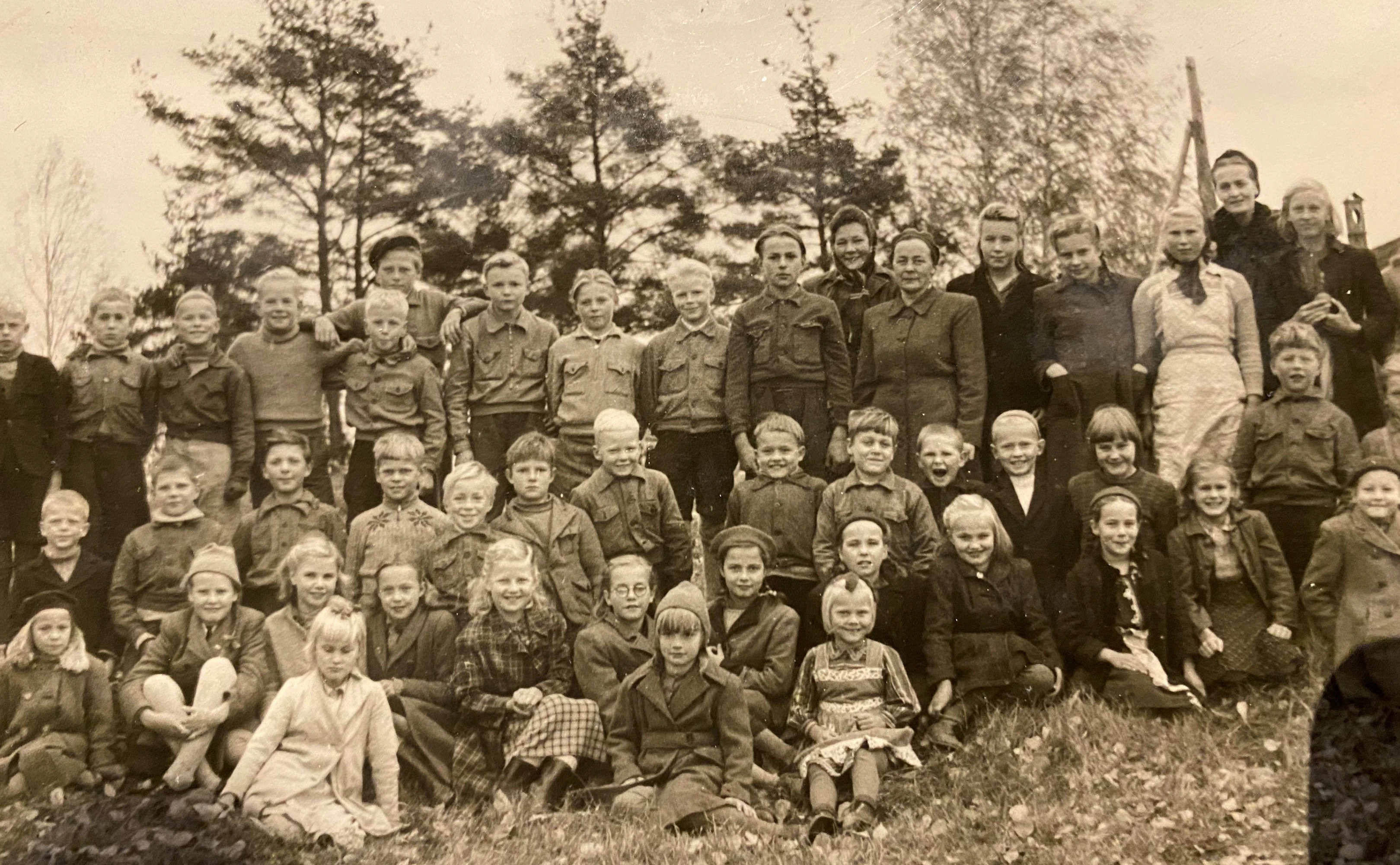 Arolan kansakoulu tarvitsi 50-luvulla uuden rakennuksen, kun suuret ikäluokat tulivat kouluikään. Alakoululaiset kuljetetaan nykyään Hyökännummen kouluun.