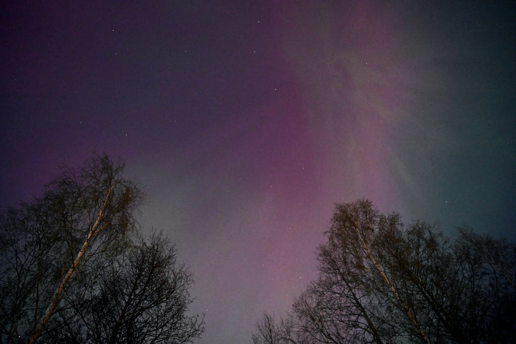 Voimakkain aurinkomyrsky yli kahteen vuosikymmeneen on iskenyt Maahan. Ilmiö on tuonut mukanaan näyttäviä revontulia lukuisille alueille, mutta uhkaa aiheuttaa myös häiriöitä satelliiteille ja sähköverkoille. HEIKKI SAUKKOMAA / LEHTIKUVA.