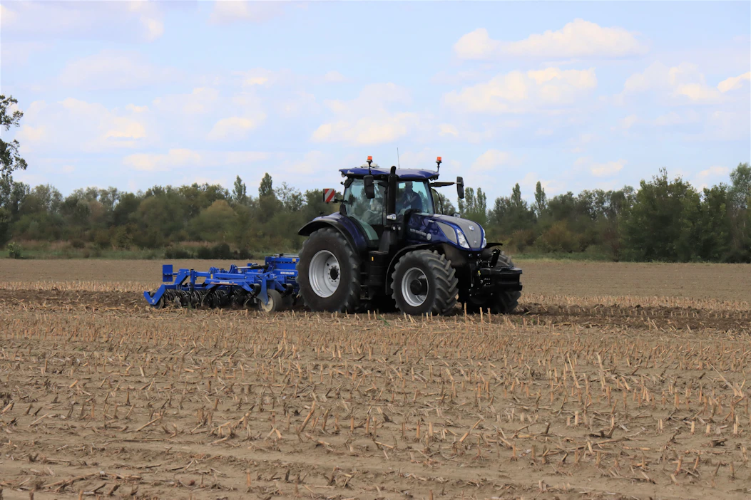 Agritek Oy kertoo keskittyvänsä jatkossa New Hollandien myyntiin. Kuvassa New Holland T7.300 PLM Connect.