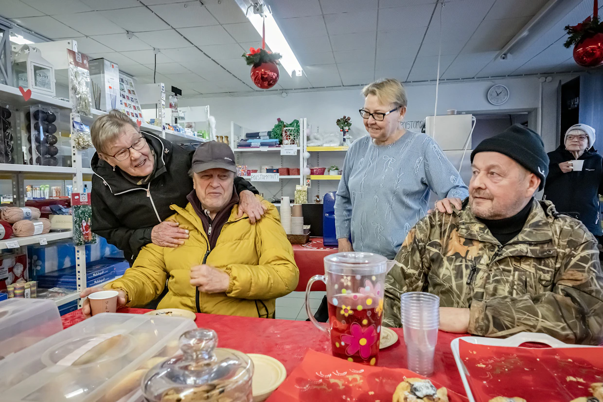 Kyläläisille kauppa on tärkeä kahvittelupaikka. Vasemmalta Aulikki Ojala, Keijo Pesu, kauppias Airi Pitkänen, Keijo Kantonen ja Leena Pesu.