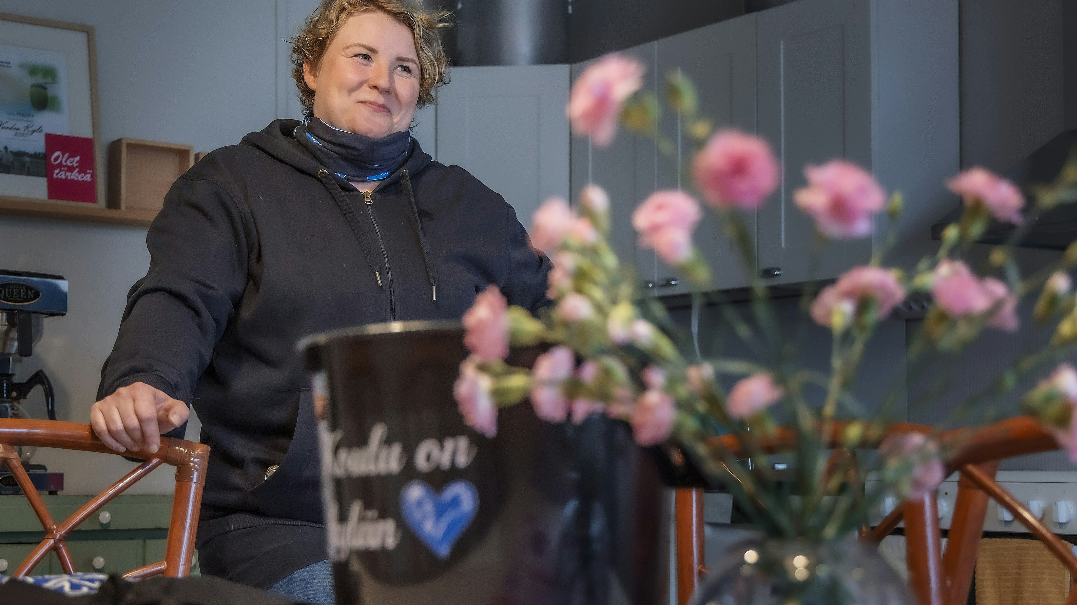 Sini Piintilä koulun yläkerrassa, johon on remontoitu kylän ”olohuone”.