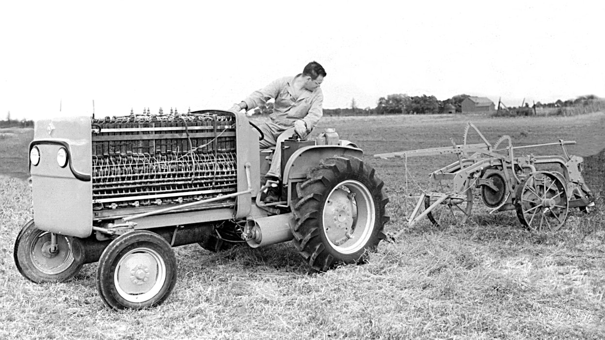 Allis-Chalmersin ”Fuel Cell&quot;-projekti esitteli maailman ensimmäinen polttokennokäyttöisen ajoneuvon vuonna 1959. Noin 2,4 tonnin painoinen traktori kykeni vetämään kaksisiipistä 14 tuuman auraa kovassakin maassa. 15-kilowatin tehoinen testitraktori jäi kuitenkin protovaiheeseen, ja on nyt museokäyttössä.