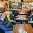 Rennot yhteiset kahvihetket tutulla porukalla päättyvät Ilmajoen huoltoasemalla. Kuvassa Jukka Peltonen (vas.), Juhani ja Jere Kivimäki (kesk.) ja takana Esko Hakala ja Keijo Huikku.