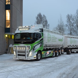 Nesteytetty biokaasu on raskaan liikenteen polttoaine. Hankkija esitteli helmikuussa ensimmäisen irtorehujensa kuljetuksiin tarkoitetun biokaasurekan.