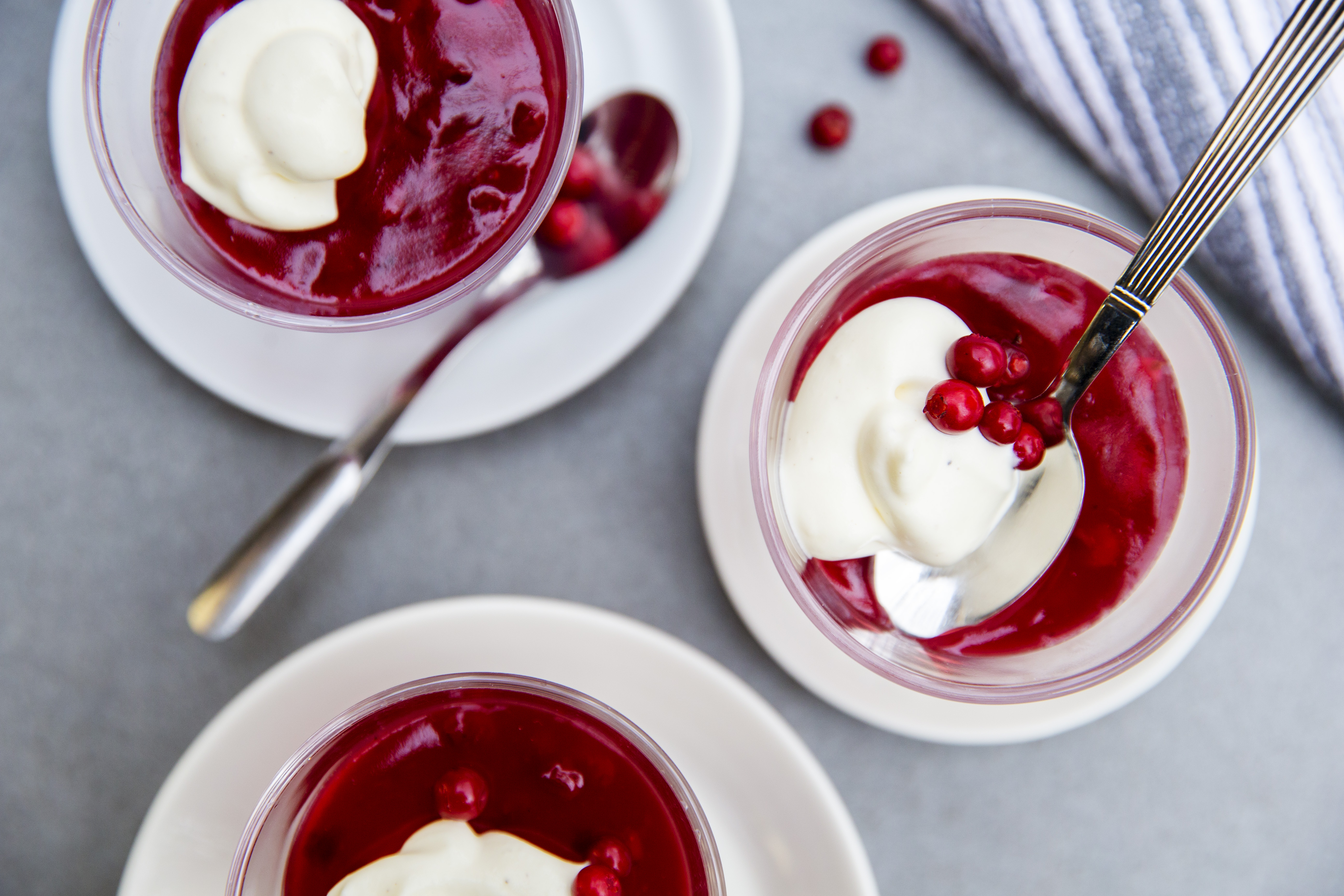 Pirteä syyskiisseli nautitaan kuohukermasta ja vaniljarahkasta tehdyn vaahdon kera.