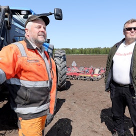 Matti Peltomäki ja Pentti Wanhatalo viljelevät Isojärven rantaan rajoittuvia peltoja Pomarkussa. 