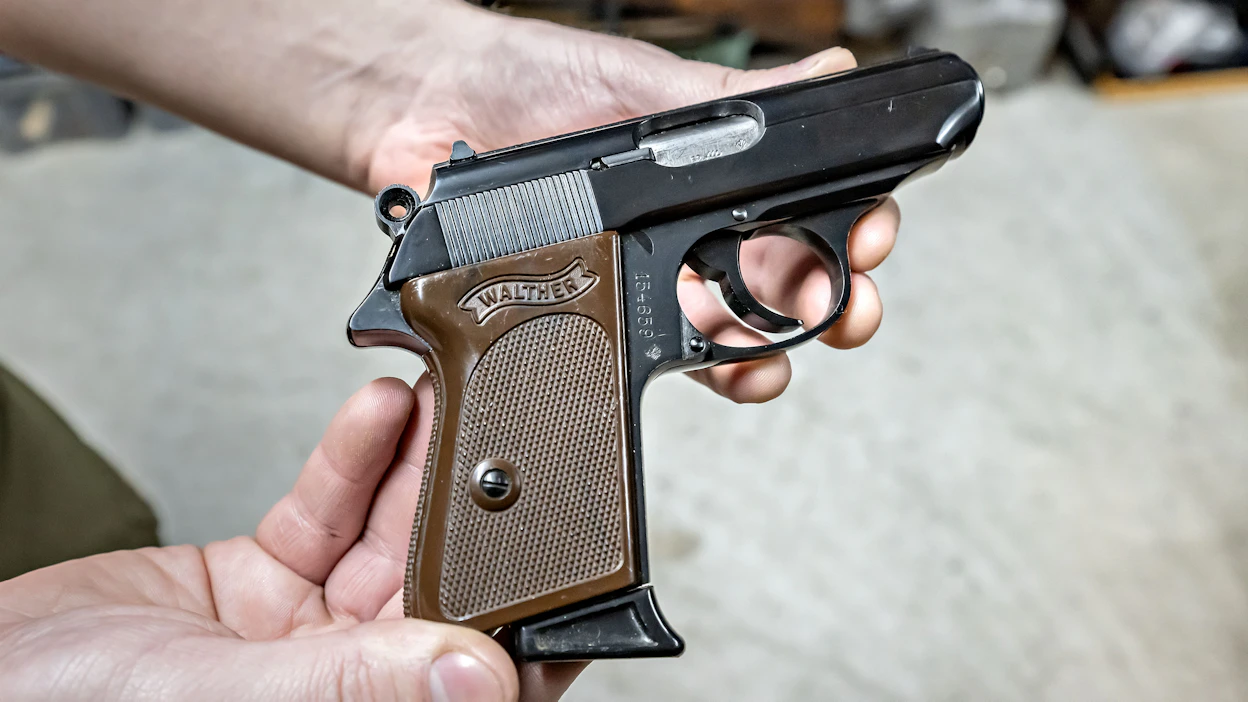 Agentti James Bond käytti alkuaikoina aseenaan puoliautomaattista Walther PP -pistoolia.