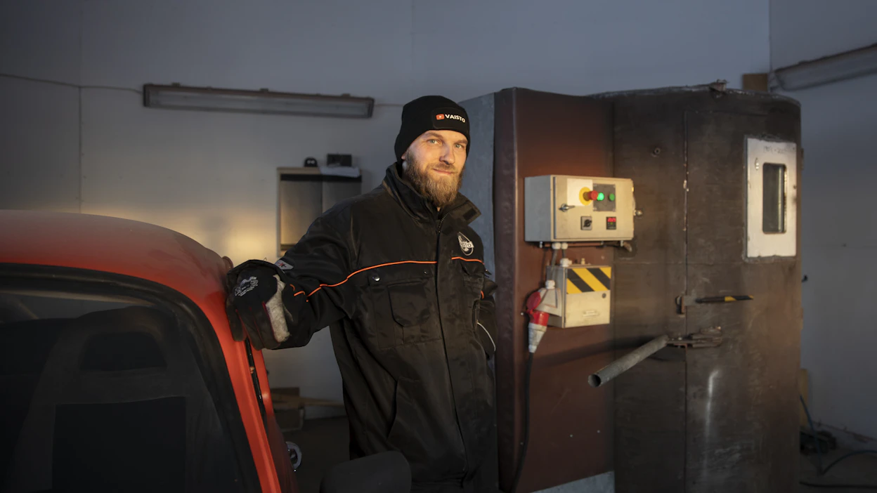 Polttoainesäiliöstä tehtyyn uuniin mahtuvat isommatkin osat, Toni Väistö esittelee.