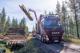 Kuljetusliike Enbuskan biokaasulla toimiva puutavara-auto kuljettaa valtion mailta korjattua puuta Länsi-Lapissa.