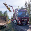 Kuljetusliike Enbuskan biokaasulla toimiva puutavara-auto kuljettaa valtion mailta korjattua puuta Länsi-Lapissa.