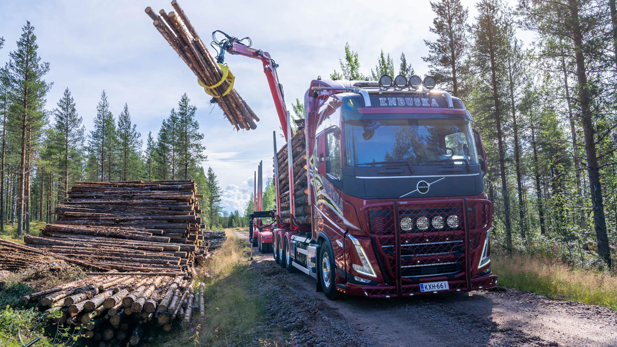 Kuljetusliike Enbuskan biokaasulla toimiva puutavara-auto kuljettaa valtion mailta korjattua puuta Länsi-Lapissa.