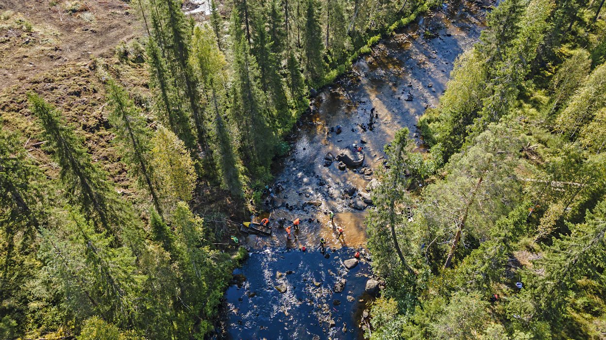 Suomussalmen Hukkajoen puhdistustyö menossa. Metsäkoneen ylityskohta näkyy kuvassa ruskeana.