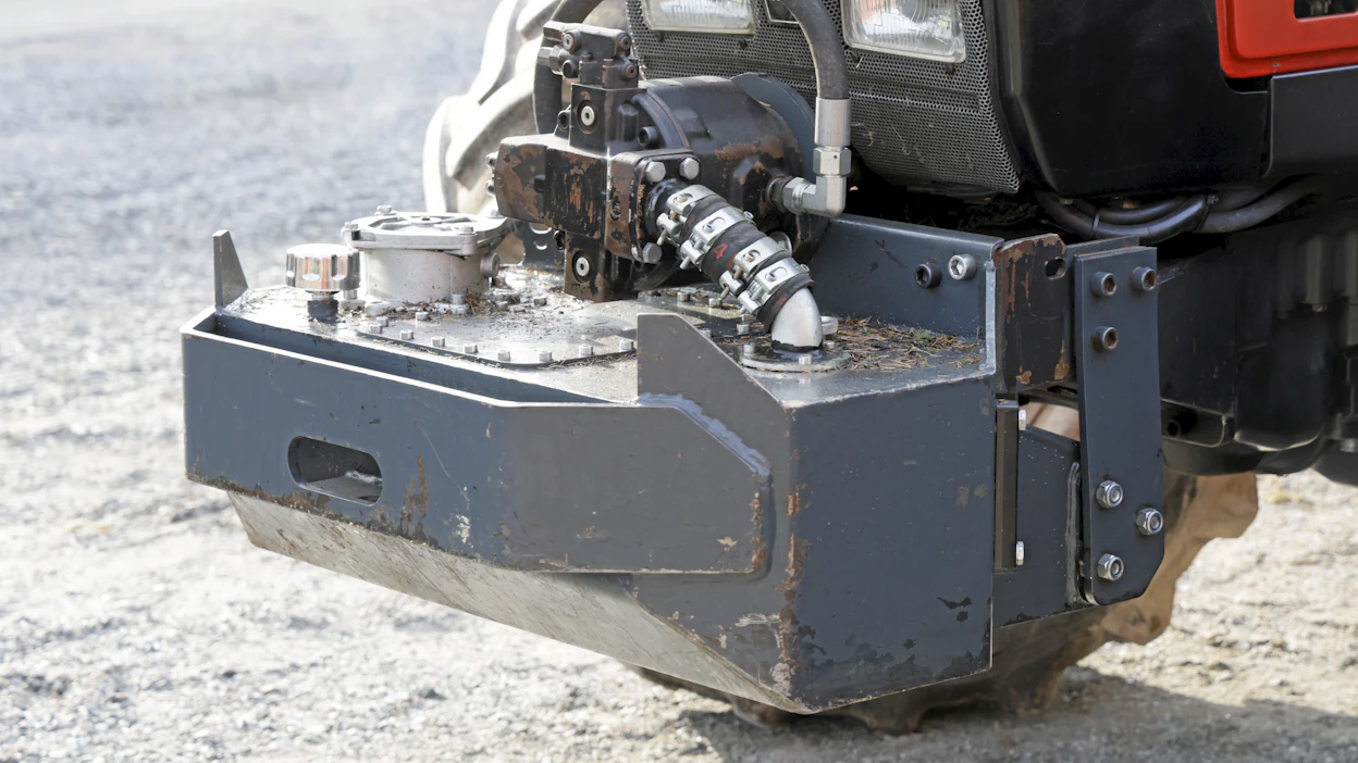 Valtra 6400 keulaan asennettu säätötilavuuspumppu ja säiliöpaketti muuttavat traktorin ulkomittoja huomattavasti. Kyseisen asennustavan kanssa etukuormaimen sovitus olisi hankala toteuttaa. Hyvänä puolena on, että traktorin pelteihin, maskiin ja ajovaloihin ei ole tarvinnut tehdä merkittäviä muutoksia.