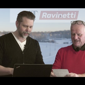 Antti Pylkkänen (vas.) ja Kari Lähdekorpi tenttaavat kilpailijoita MT Ravivisassa.