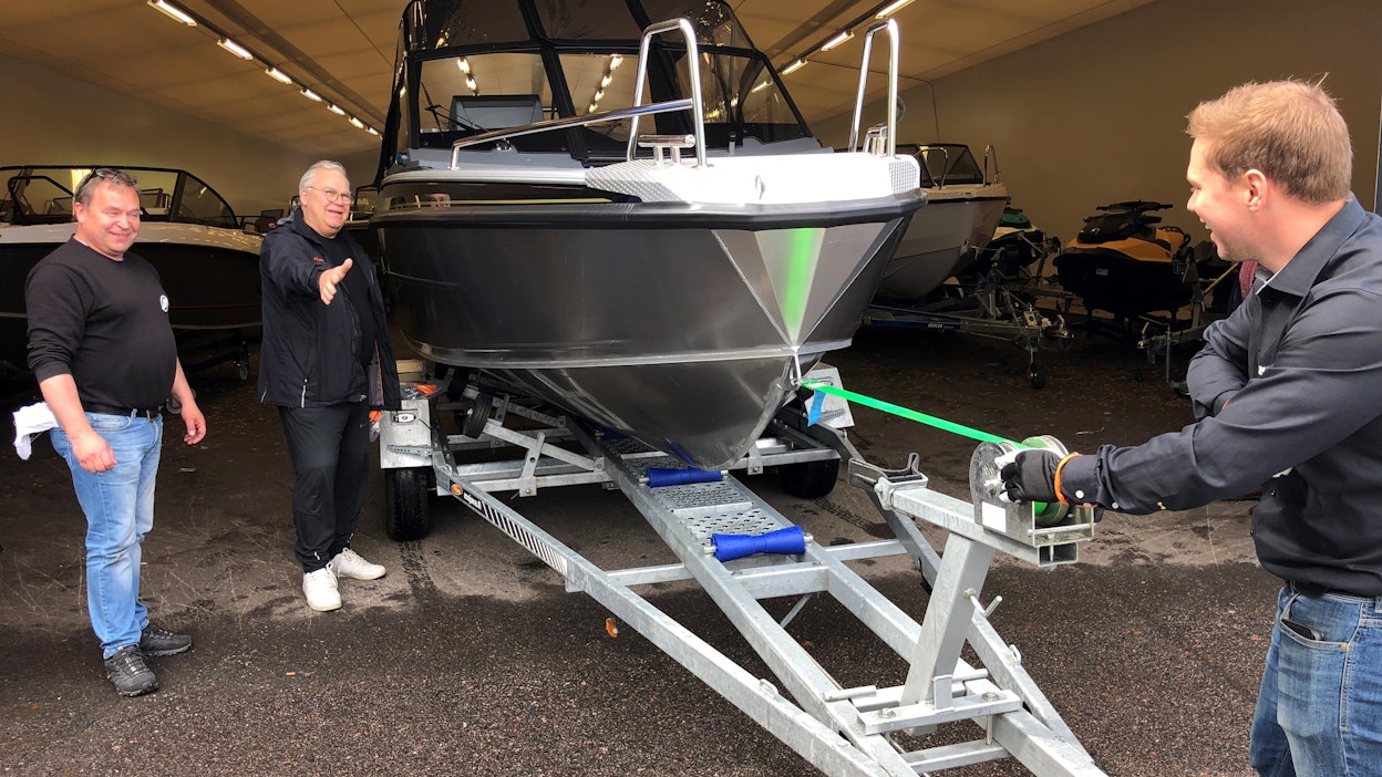 Joensuulainen Jouko Pasanen (kesk.) kävi hakemassa kesäkuun alussa Asikkalasta uuden Buster XL:nsä 115 hevosvoiman koneella. Jukka Virtanen (vas.) ja Jouni Korhonen vinssaavat veneen trailerille.