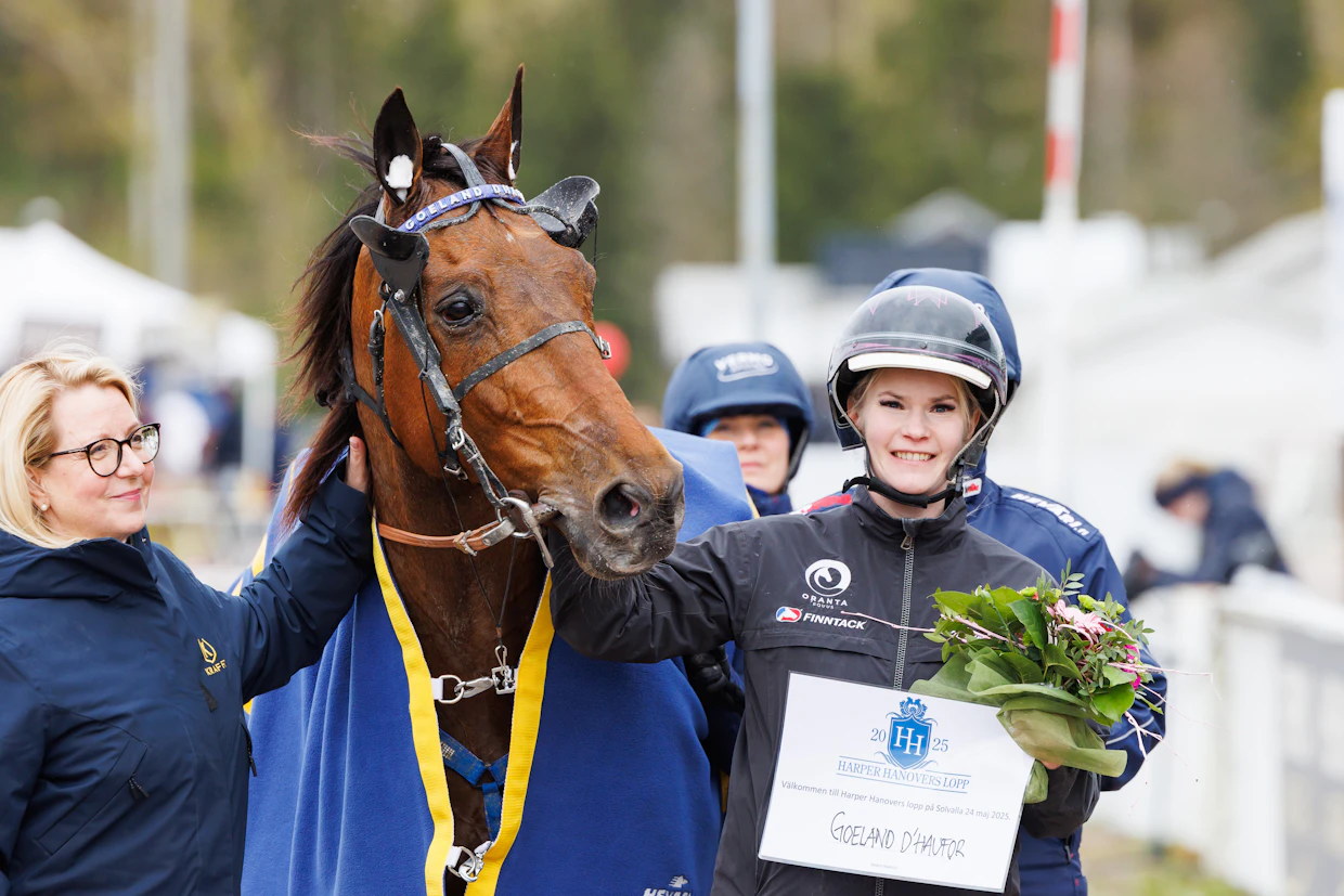 Goeland d’Haufor voitti Finlandia-sunnuntaina ravatun stayer-lähdön. Hoitaja Johanna Kyläkoski iloitsi ruunan rinnalla seremonioissa.