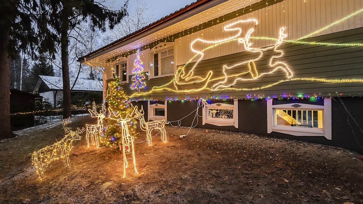 Jouluvalot luovat tunnelmaa pimeyden keskellä.