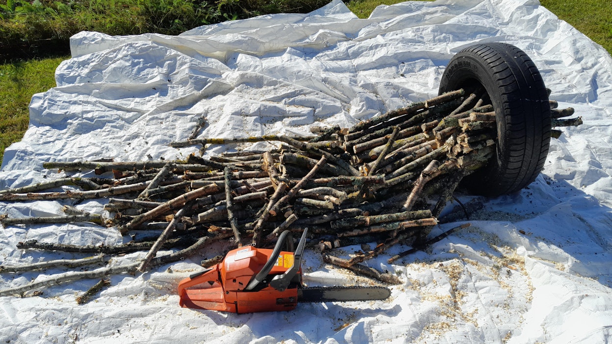 Rengas pitää rankanipun paikallaan ja sahanpurut jäävät pressun päälle.