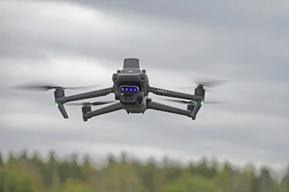 Dronekalustossa on viime vuosina tapahtunut paljon kehitystä. Tässä Mavic 3 Enterprisessa on senttitarkkuuden antava RTK-tarkennus. Perus (RGB) -värikameran lisäksi laitteessa on laadukasta NDVI-kuvantamista tarjoava multispektrikamera. Hintataso liikkuu 5 000 euron tuntumassa. Kylvöön ja ruiskutukseen soveltuvat työkonedroonit kykenevät paikkakohtaiseen levitykseen. Tällöin on oltava käsitys lohkon sisäisestä vaihtelusta eli vyöhykejaosta. Yksi tapa saada tuntumaa aiheeseen, on hyödyntää droonikuvannusta.