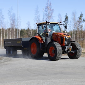 JSW Viherhoito Oy tarvitsi käyttöönsä 50 km/h kulkevan traktorin, vaihdon yhteydessä oli siis siirryttävä aiemmasta 100-hevosvoimaisesta traktorista kokoluokkaa suurempaan vaihtoehtoon.