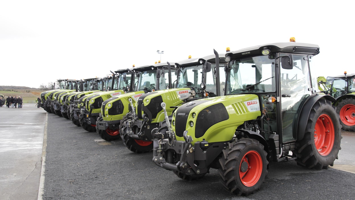 Erkki Holma kertoo, että viime vuonna traktoreita myytiin 1 400 kpl. Kuvituskuva. 