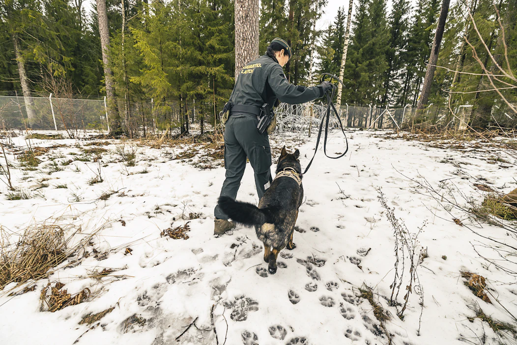 Esitetyn poikkeuslain mukaan rajavartijat voisivat poistaa maahantulijan Suomesta tarvittaessa voimakeinoin. Kuva on vaihdettu 2.4.2024.