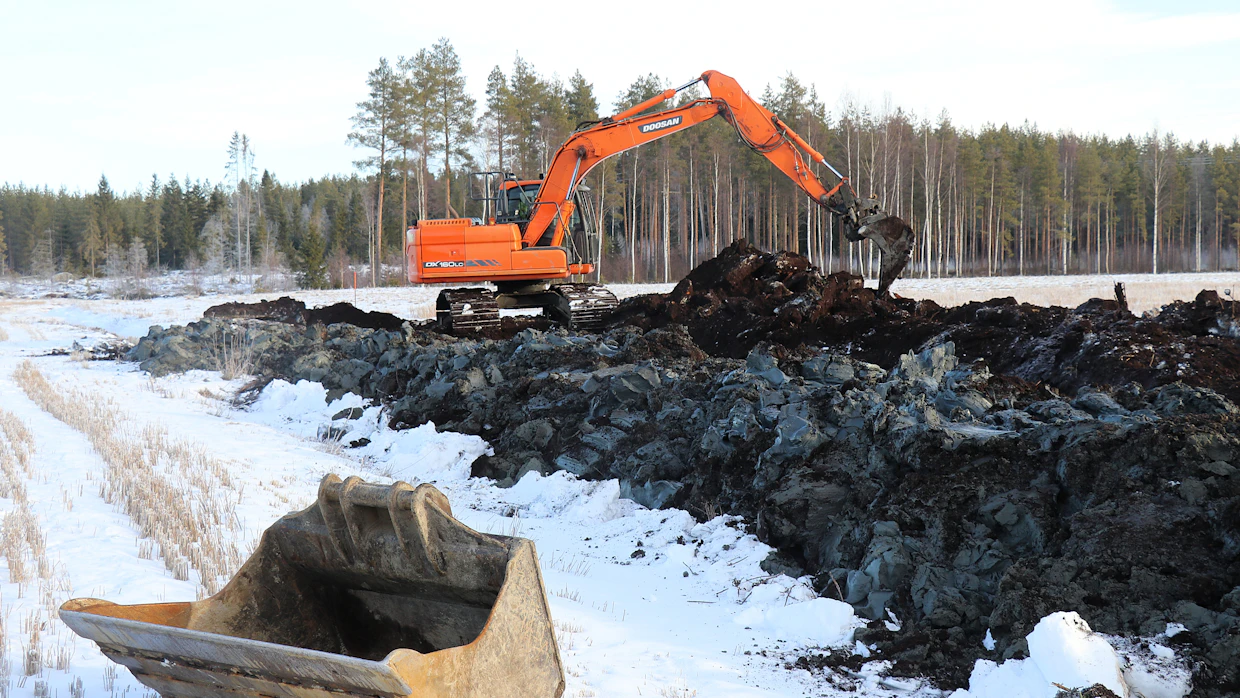 Salaojitus Mäkisen talvisissa kaivinkonetöissä etenkin turvepelloilla on käytössä normaalia leveämmät telaketjut kantavuuden parantamiseksi.