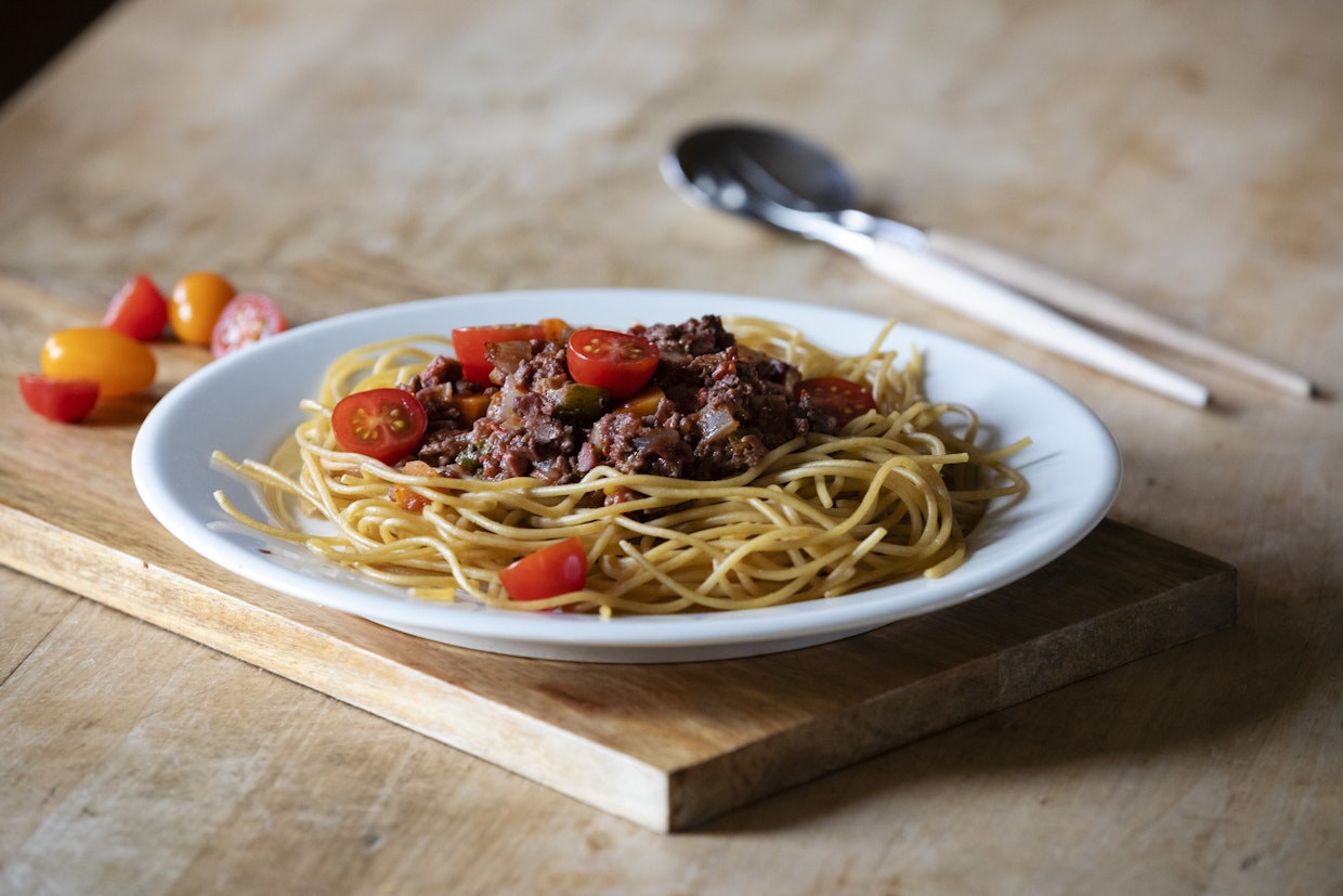 Jauhelihakastike tarjotaan italialaisittain spagetin kanssa.