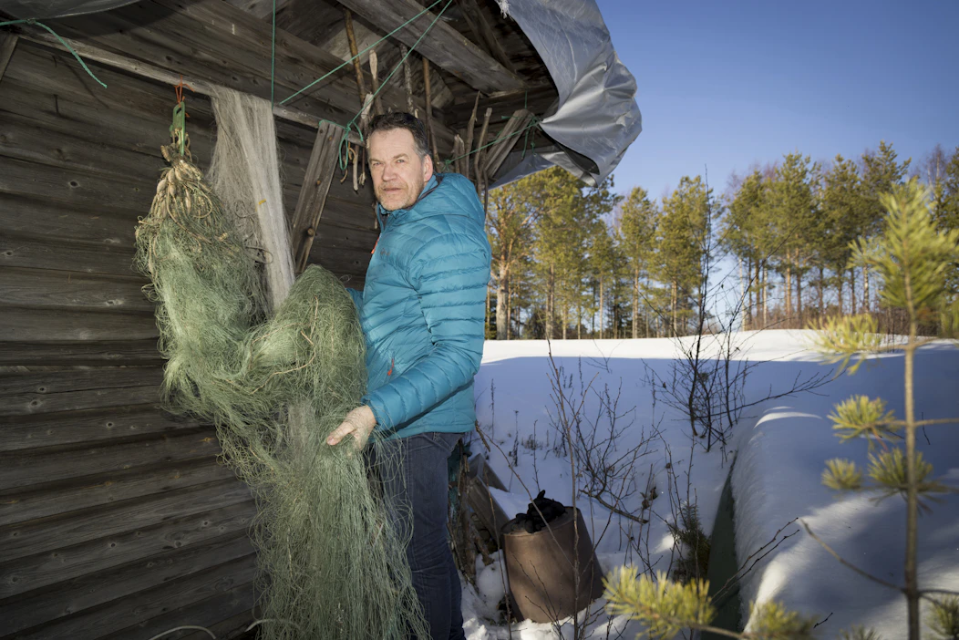 Ilkka Tiiro perheen kalastusvälinevaraston edessä Iiojen rantamilla. Koskitilojen kalastusriidassa ollaan erimielisiä muun muassa siitä, voiko kalastusoikeus olla kiinteistökohtainen.