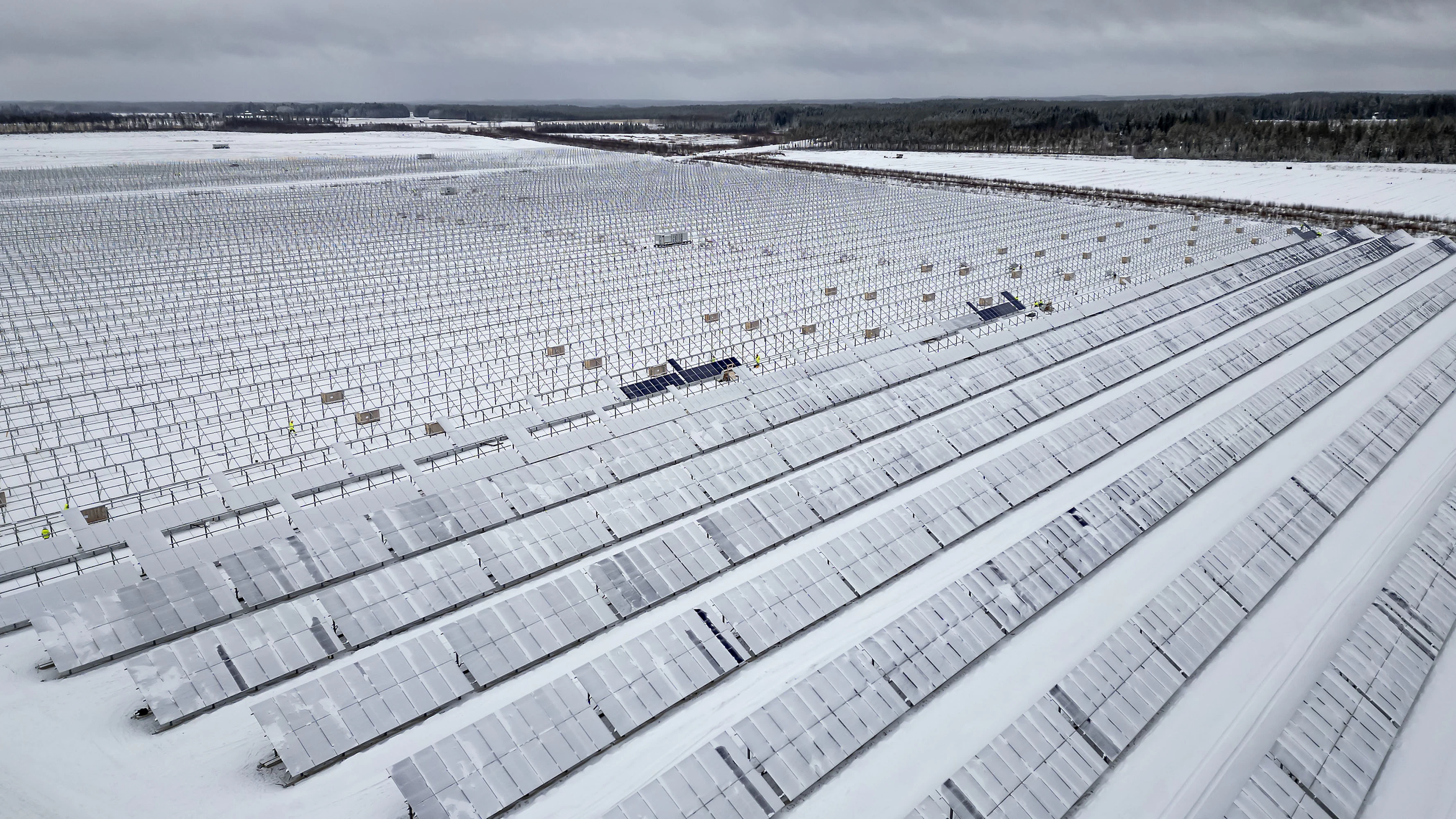 Heininevan aurinkovoimapuiston alta ei ole tarvinnut kaataa puita puiston alueelta tai ympäröivästä metsästä. Maanmuokkausta on tarvittu vain pienessä mittakaavassa.