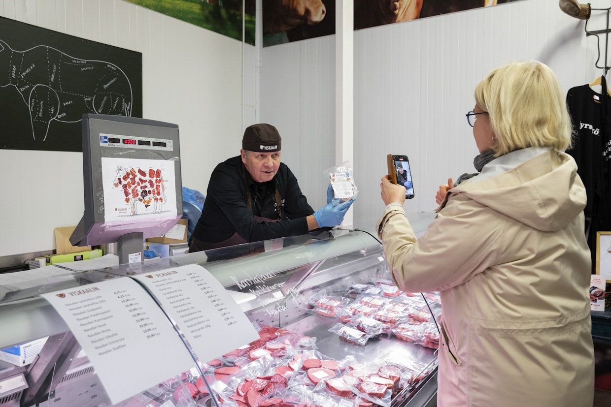 Viskaalin lihakaupassa Jarmo Meriläinen myy niin osso buccoon tarvittavia naudan potkakiekkoja kuin hevosenlihaa, rössyä tai vaikka kyrsiä.