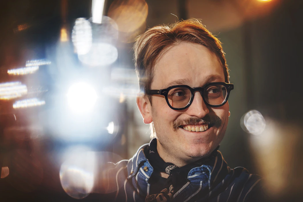 Axel Åhman asuu puolisonsa kanssa vanhassa puutalossa Vaasassa. Kesällä perheeseen on syntymässä myös esikoislapsi.