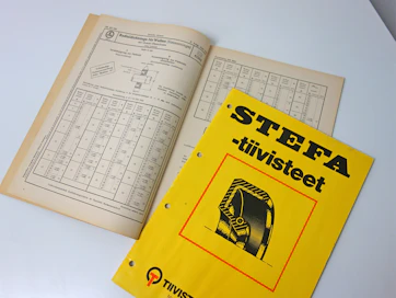 Stefa-tyyppisiä akselitiivisteitä on valmistettu lähes 100 vuoden ajan. Niistä käytettiin aluksi nimeä Simmerringe tai <em id="emphasis">Simmer-Ring</em> . Molemmat ovat saksalaisen valmistajan Freudenbergin tavaramerkkejä. Stefa puolestaan on nykyisin Trelleborgin omistama ja käyttämä tavaramerkki.