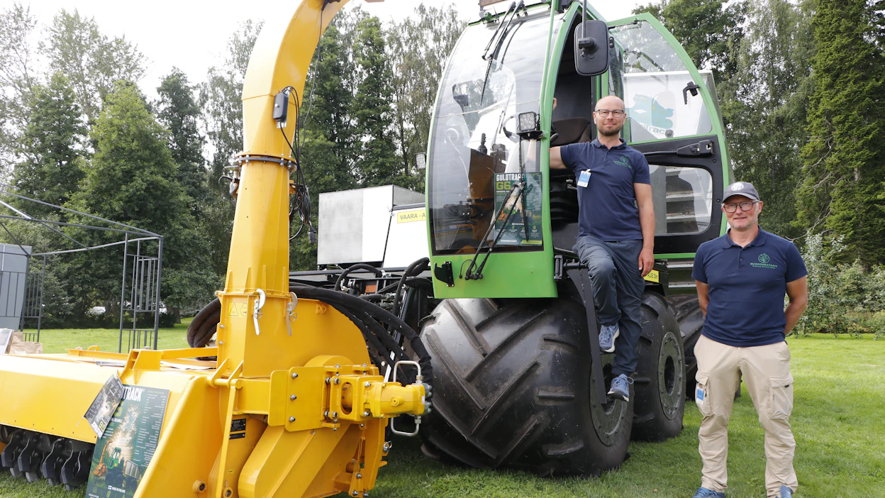Ruokomestarit oy:n yrittäjät Sauli Tikka (vas.) ja Henrik Jensen ovat yhdessä konealan yhteistyökumppanien kanssa kehittäneet Gulotrack-ruo’onkeruukoneen.