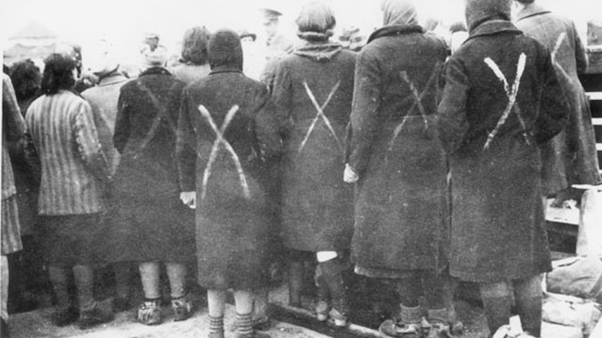 Naisvankeja Ravensbrückissa ennen kuolemanmarssia. Isot valkoiset ristit maalattiin vangin merkiksi, jos joku yrittäisi pakoa marssirivistöstä.