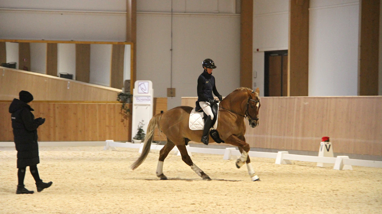 Irina Kokko ja Hiljalan Fantom Justina Vanagaiten treeneissä Wesunda Dressage Centerin maneesissa. Suomenhevosten koulumestaruudet järjestetään viikonloppuna Wesundassa ulkokentällä.