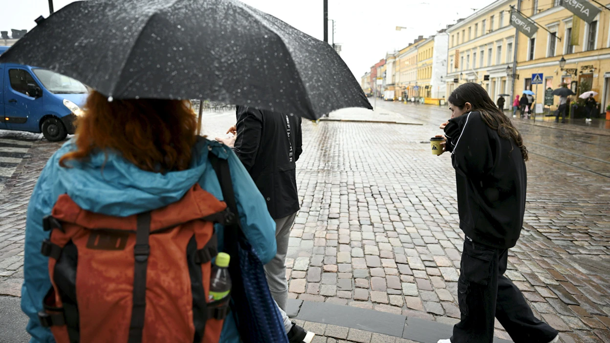 Sateet painottuvat aamun ja päivän aikana erityisesti Länsi-Suomeen, mutta myös maan etelä- ja keskiosissa sataa runsaasti. LEHTIKUVA / Heikki Saukkomaa.